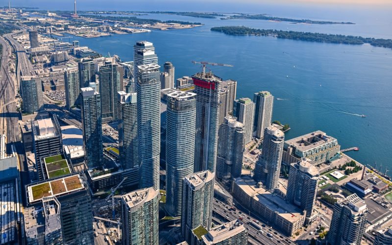 A high angle shot of the skyscrapers and buildings captured in Toronto, Canada